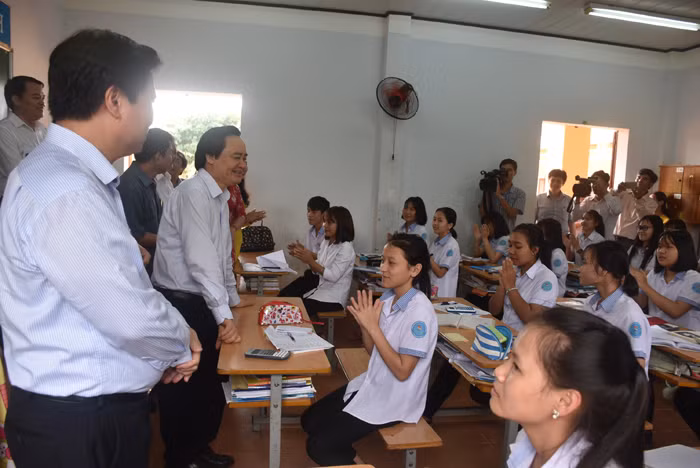 Bộ trưởng Phùng Xuân Nhạ và Thứ trưởng Nguyễn Hữu Độ cùng đoàn công tác thăm và đối thoại với HS một lớp học Trường THPT DTNT N"Trang Lơng. Ảnh: CC