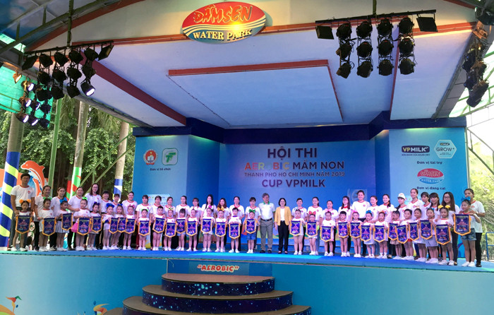 Ban tổ chức trao cờ lưu niệm cho các đơn vị tham gia hội thi. Ban tổ chức trao cờ lưu niệm cho các đơn vị tham gia hội thi.