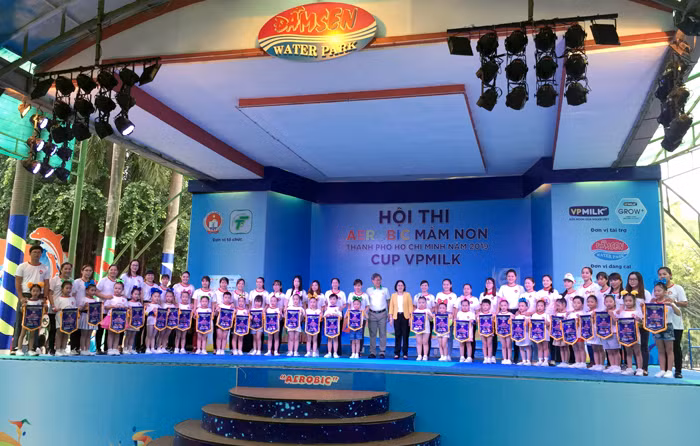 Ban tổ chức trao cờ lưu niệm cho các đơn vị tham gia hội thi.