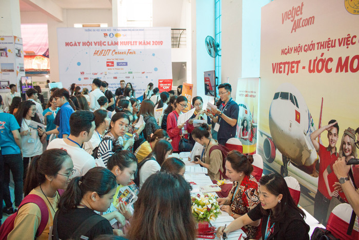 SV tham gia phỏng vấn trực tiếp tại các gian hàng tuyển dụng của doanh nghiệp. SV tham gia phỏng vấn trực tiếp tại các gian hàng tuyển dụng của doanh nghiệp.