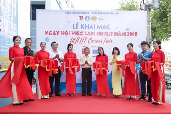 Lãnh đạo nhà trường cắt băng khai mạc Ngày hội việc làm HUFLIT 2019.