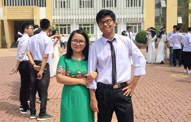 Nguyễn Đình Hoàng và cô giáo Phạm Thị Hải Linh Nguyễn Đình Hoàng và cô giáo Phạm Thị Hải Linh