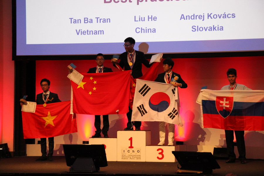 Trần Bá Tân nhận giải thí sinh có phần thi thực hành xuất sắc nhất