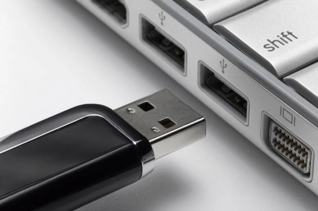 Có cần "tháo an toàn" USB trước khi rút nó ra khỏi máy tính? 