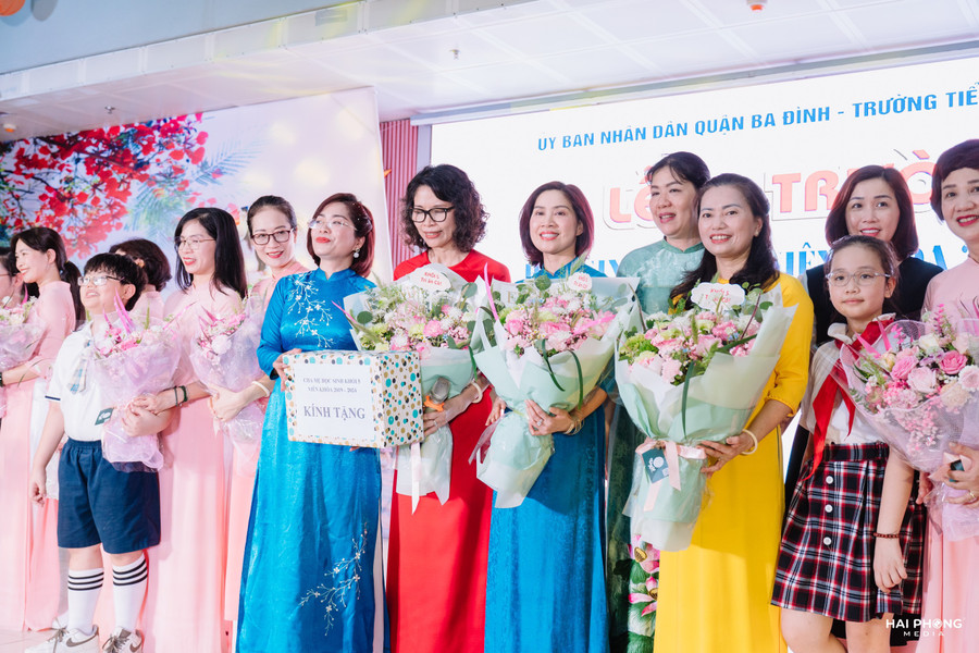 Phụ huynh học sinh chụp ảnh lưu niệm với Ban giám hiệu và giáo viên trường Tiểu học Kim Đồng.