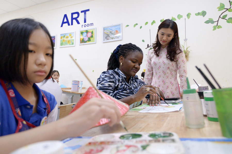 Thành viên đoàn công tác của Bộ Giáo dục và Thể thao Uganda thích thú với môi trường học tập tại trường THCS Thành Công.