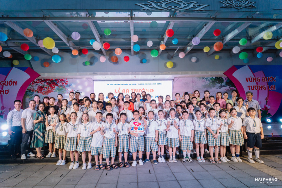 Hình ảnh cô trò lớp 5 trường Tiểu học Kim Đồng trong buổi lễ ra trường.