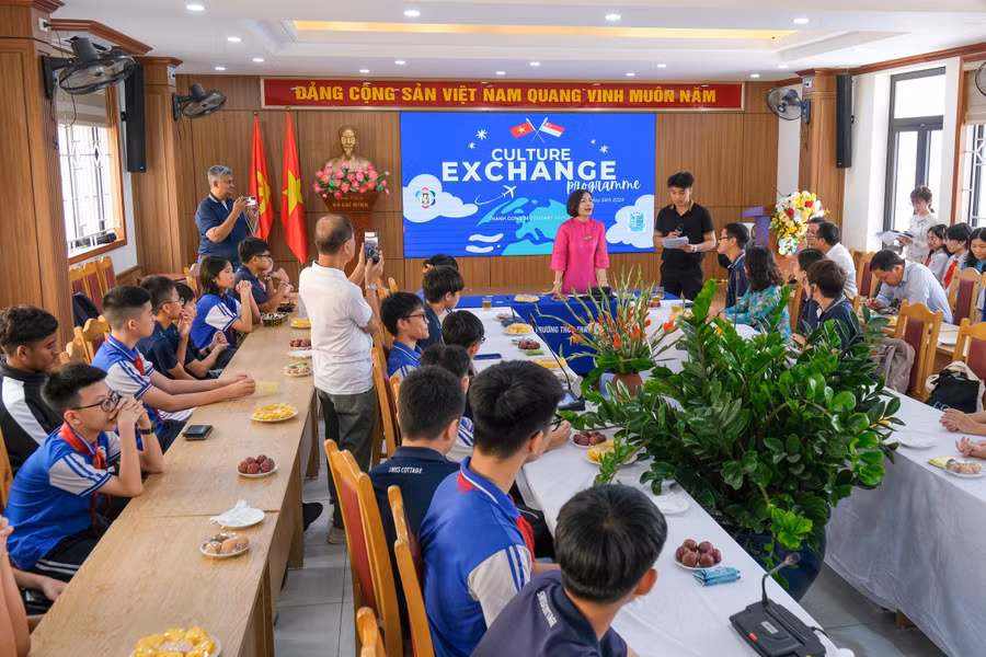 Quang cảnh buổi gặp mặt giao lưu tại trường THCS Thành Công.