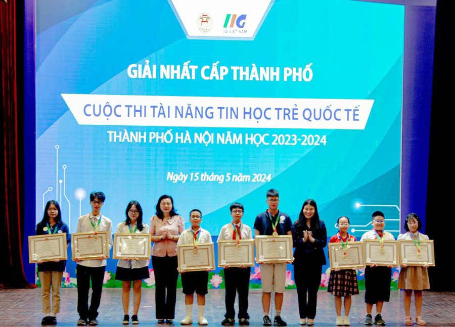 Học sinh Trần Bảo Minh- Lớp 5A7 nhận giấy khen Giải Nhất kỳ thi cùng khối THCS,THPT của TP Hà Nội (áo đỏ thứ 3 từ phải sang). Học sinh Trần Bảo Minh- Lớp 5A7 nhận giấy khen Giải Nhất kỳ thi cùng khối THCS,THPT của TP Hà Nội (áo đỏ thứ 3 từ phải sang).