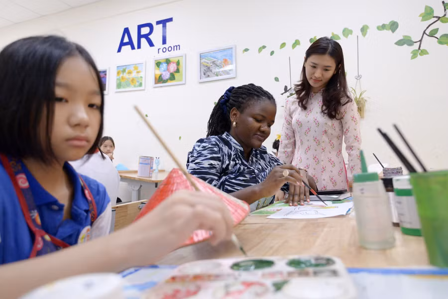 Thành viên đoàn công tác của Bộ Giáo dục và Thể thao Uganda thích thú với môi trường học tập tại trường THCS Thành Công.