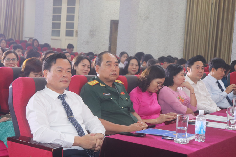 Đại biểu dự buổi lễ tuyên dương, khen thưởng học sinh giỏi. Đại biểu dự buổi lễ tuyên dương, khen thưởng học sinh giỏi.