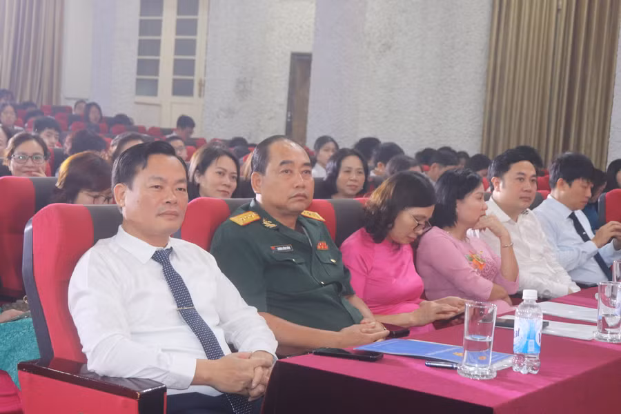 Đại biểu dự buổi lễ tuyên dương, khen thưởng học sinh giỏi.