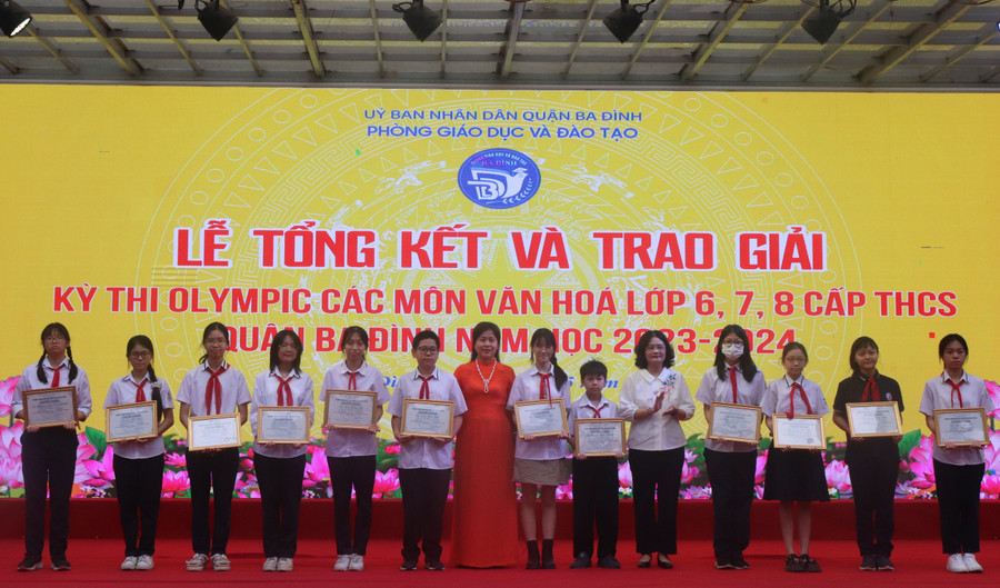 Nhà giáo Nguyễn Thanh Hà (áo đỏ) - Hiệu trưởng Trường THCS Phan Chu Trinh và cô Tô Thị Hải Yến - Hiệu trưởng trường THCS Giảng Võ trao thưởng cho các em học sinh. Nhà giáo Nguyễn Thanh Hà (áo đỏ) - Hiệu trưởng Trường THCS Phan Chu Trinh và cô Tô Thị Hải Yến - Hiệu trưởng trường THCS Giảng Võ trao thưởng cho các em học sinh.