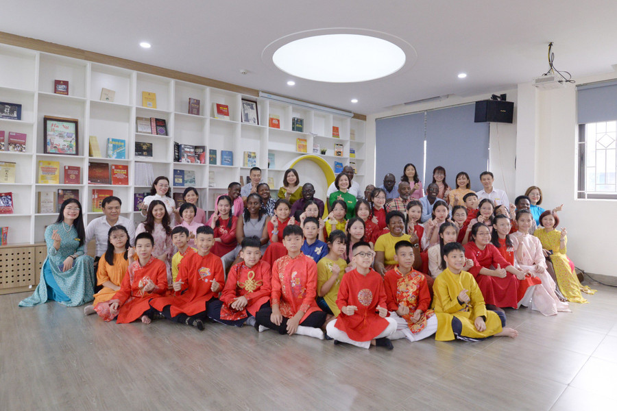 Đoàn Bộ Giáo dục và Thể thao Uganda chụp ảnh lưu niệm tại Thư viện trường THCS Thành Công.