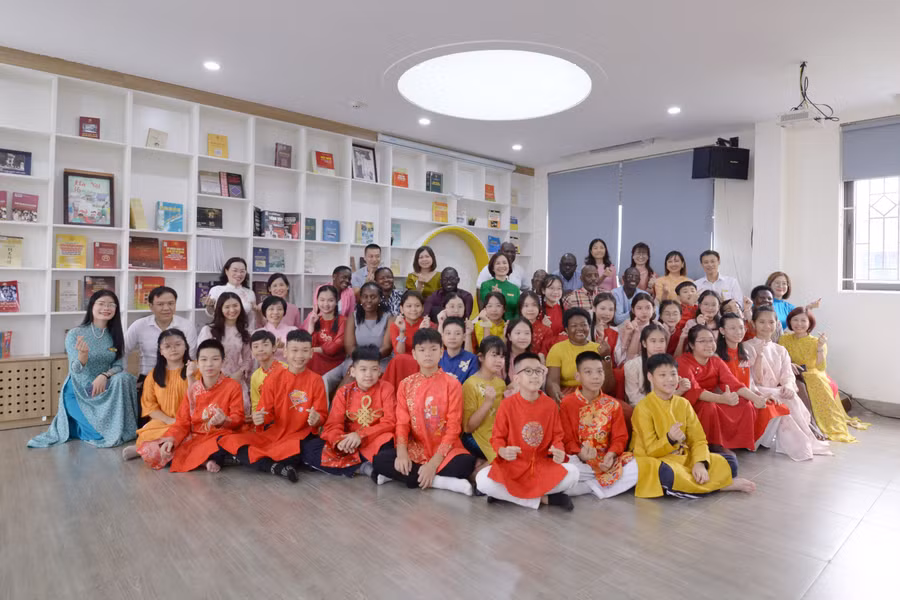 Đoàn Bộ Giáo dục và Thể thao Uganda chụp ảnh lưu niệm tại Thư viện trường THCS Thành Công.