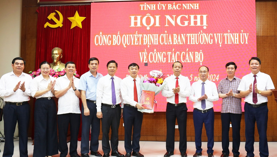 Lãnh đạo tỉnh Bắc Ninh và các Sở, ngành tặng hoa chúc mừng tân Trưởng Ban Tuyên giáo Tỉnh ủy. Lãnh đạo tỉnh Bắc Ninh và các Sở, ngành tặng hoa chúc mừng tân Trưởng Ban Tuyên giáo Tỉnh ủy.