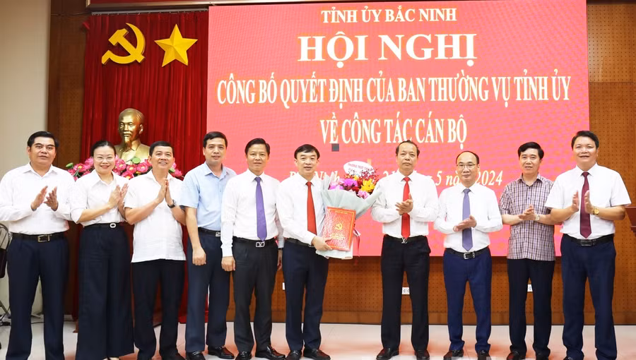 Lãnh đạo tỉnh Bắc Ninh và các Sở, ngành tặng hoa chúc mừng tân Trưởng Ban Tuyên giáo Tỉnh ủy.