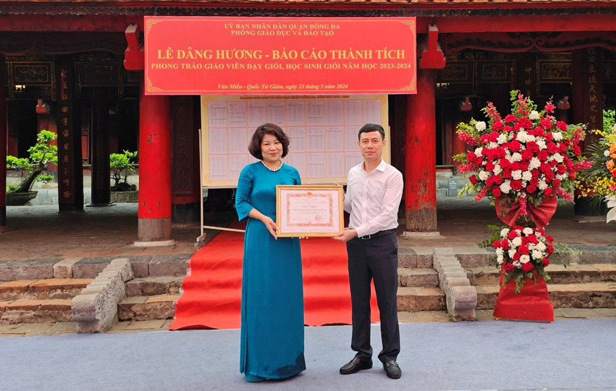 Nhà giáo Trịnh Đan Ly, Trưởng phòng quận Đống Đa đón nhận khen thưởng của UBND quận Đống Đa. Nhà giáo Trịnh Đan Ly, Trưởng phòng quận Đống Đa đón nhận khen thưởng của UBND quận Đống Đa.