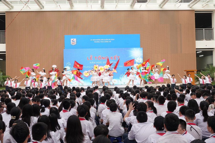 Thầy trò trường THCS Giảng Võ hân hoan tổng kết năm học trong ngôi trường mới.