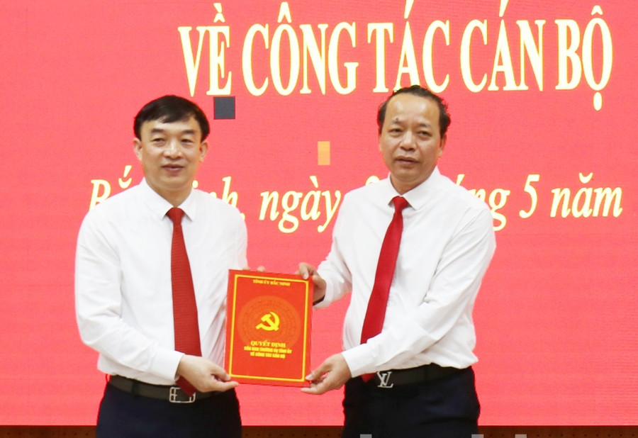 Phó Bí thư Thường trực Tỉnh ủy, Chủ tịch HĐND tỉnh Bắc Ninh Nguyễn Quốc Chung (phải) trao Quyết định cho ông Nguyễn Đình Lợi.