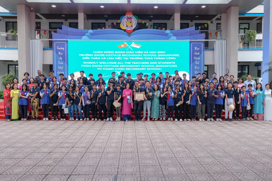 Đại diện lãnh đạo phòng GD&ĐT quận Ba Đình, Trường THCS Thành Công chụp ảnh lưu niệm với đoàn. Đại diện lãnh đạo phòng GD&ĐT quận Ba Đình, Trường THCS Thành Công chụp ảnh lưu niệm với đoàn.