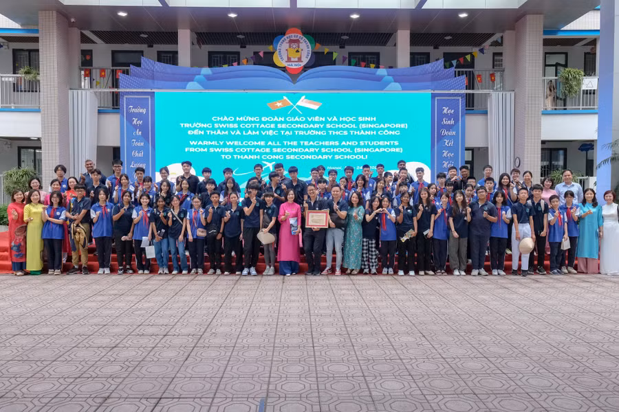 Đại diện lãnh đạo phòng GD&amp;ĐT quận Ba Đình, Trường THCS Thành Công chụp ảnh lưu niệm với đoàn.