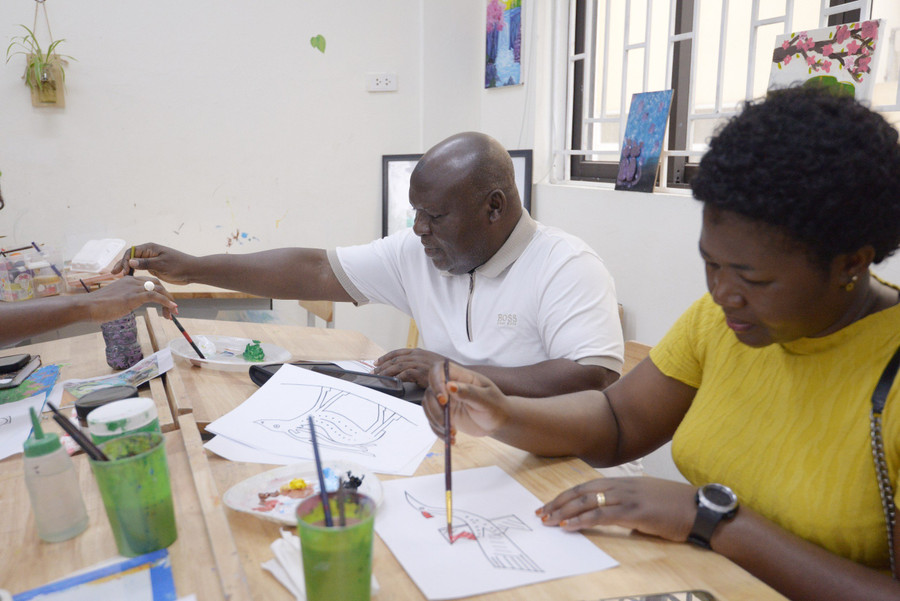 Đoàn Bộ Giáo dục và Thể thao Uganda vẽ tranh cùng học sinh trường THCS Thành Công.