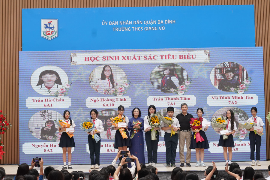 Cô Tô Thị Hải Yến và đại biểu trao khen thưởng cho học sinh xuất sắc tiêu biểu.