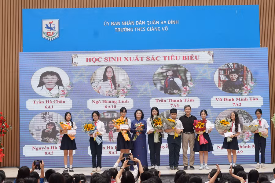 Cô Tô Thị Hải Yến và đại biểu trao khen thưởng cho học sinh xuất sắc tiêu biểu.