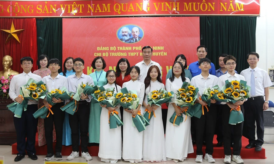 Đại biểu và nhà trường chúc mừng 9 tân đảng viên mới là học sinh.