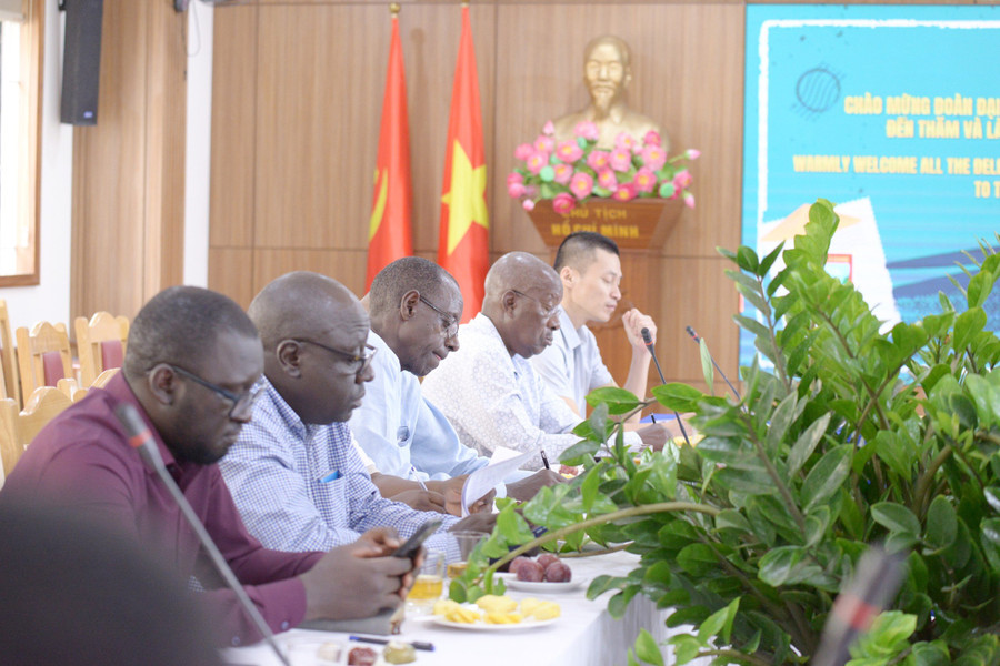 Đoàn Bộ Giáo dục và Thể thao Uganda chia sẻ kinh nghiệm phát triển giáo dục.