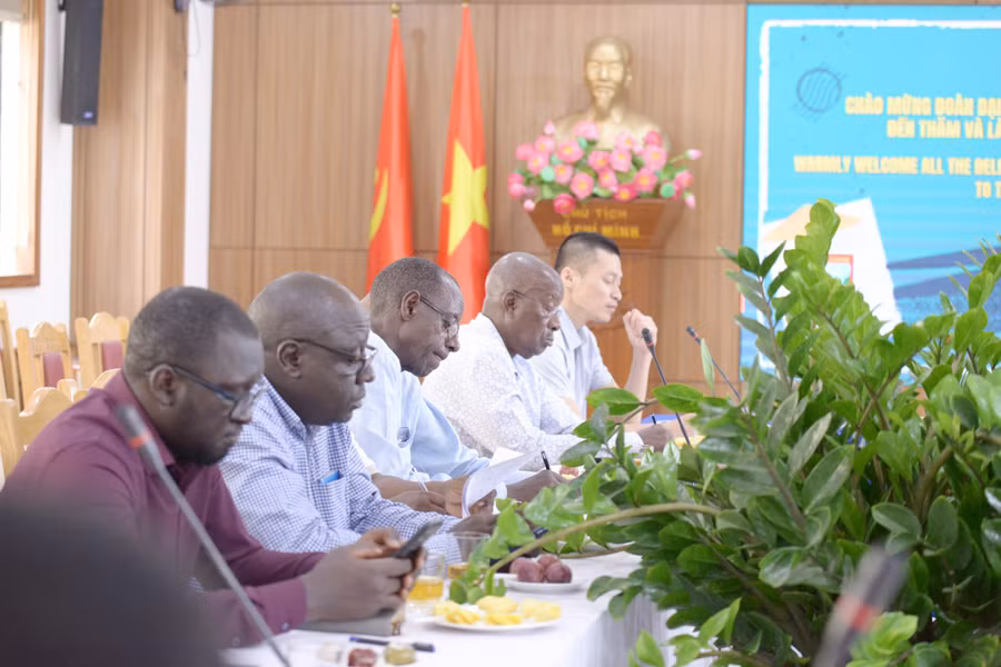 Đoàn Bộ Giáo dục và Thể thao Uganda chia sẻ kinh nghiệm phát triển giáo dục.