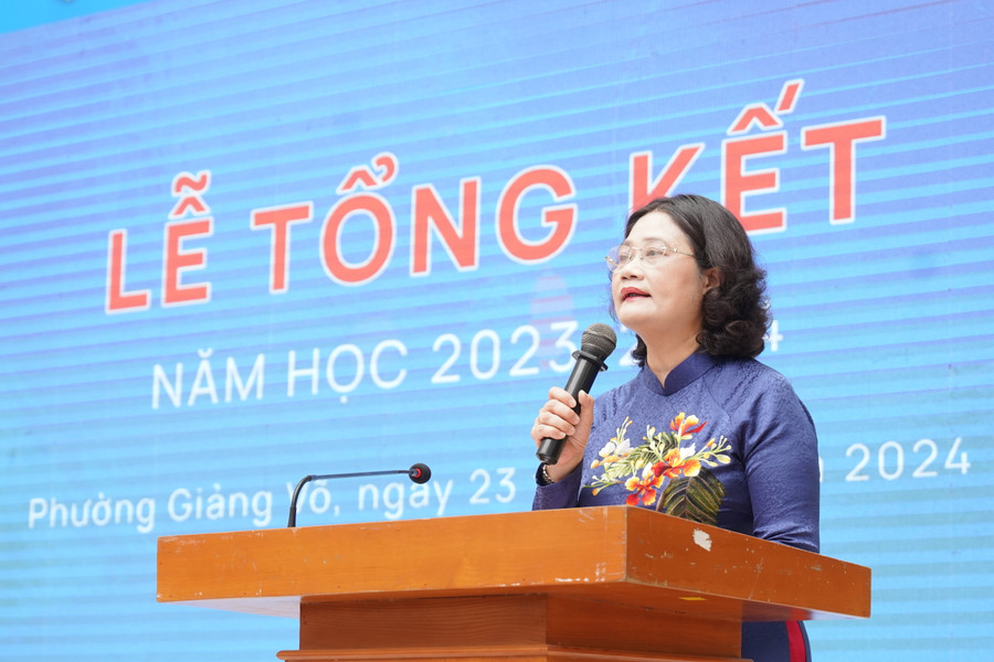 Cô Tô Thị Hải Yến phát biểu tổng kết năm học.