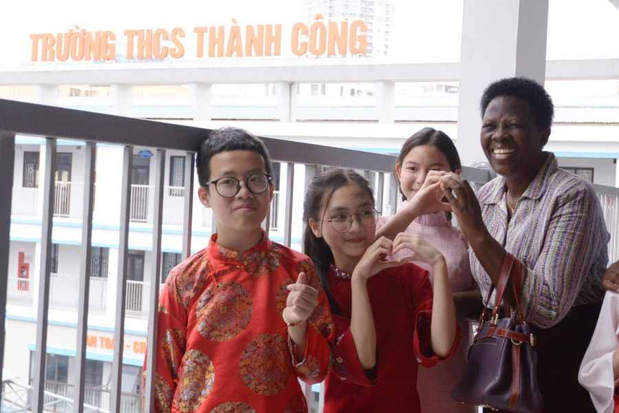 Thành viên đoàn Bộ Giáo dục và Thể thao Ugand giao lưu với học sinh trường THCS Thành Công.