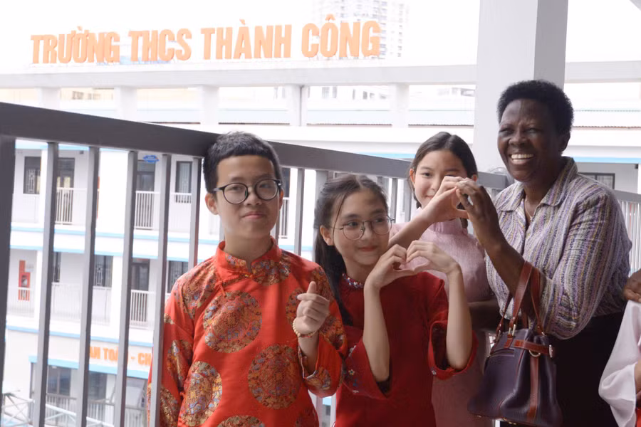 Thành viên đoàn Bộ Giáo dục và Thể thao Ugand giao lưu với học sinh trường THCS Thành Công.