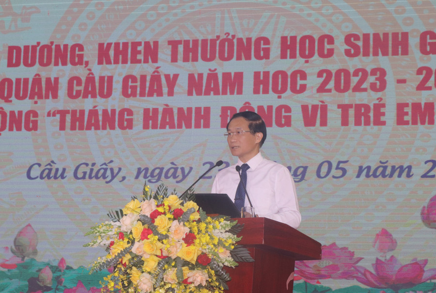 Ông Phạm Ngọc Anh - Trưởng phòng GD&ĐT quận Cầu Giấy phát biểu tại buổi lễ. Ông Phạm Ngọc Anh - Trưởng phòng GD&ĐT quận Cầu Giấy phát biểu tại buổi lễ.