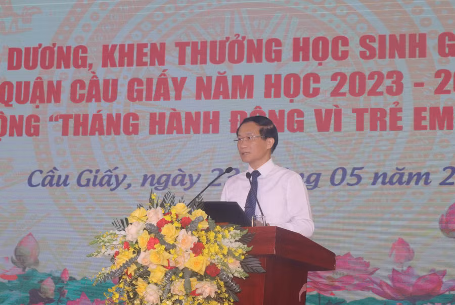 Ông Phạm Ngọc Anh - Trưởng phòng GD&amp;ĐT quận Cầu Giấy phát biểu tại buổi lễ.