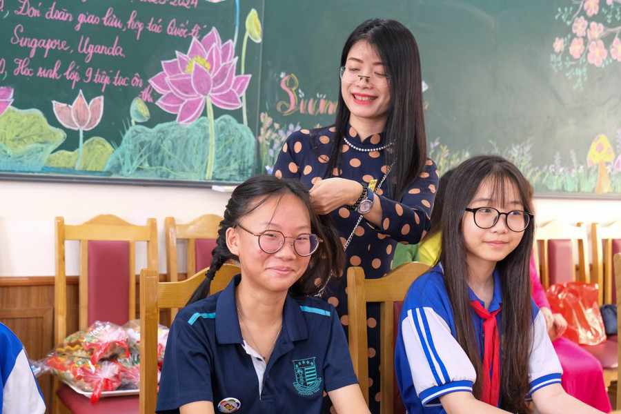 Học sinh THCS Swiss Cottage bất ngờ vì sự thân thiện của cô giáo và các bạn trường THCS Thành Công. Học sinh THCS Swiss Cottage bất ngờ vì sự thân thiện của cô giáo và các bạn trường THCS Thành Công.