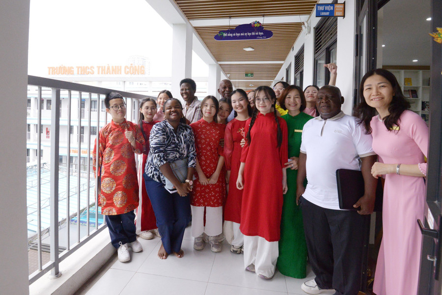 Cô trò trường THCS Thành Công mến khách.