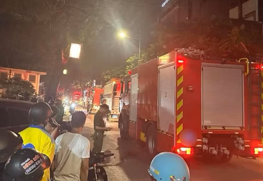 Lực lượng cứu hỏa khống chế đám cháy.