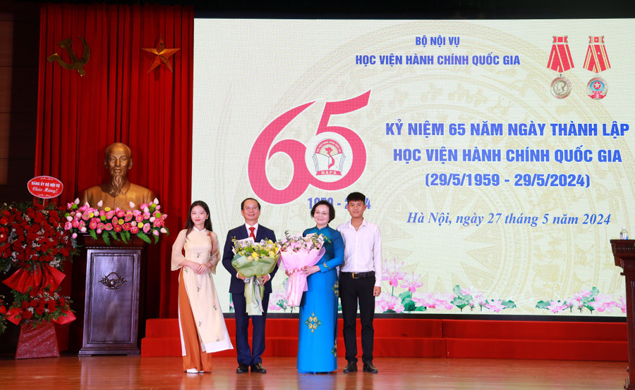 Đại diện sinh viên tri ân đến Bộ trưởng Bộ Nội vụ Phạm Thị Thanh Trà và Giám đốc Học viện Hành chính Quốc gia Nguyễn Bá Chiến. Đại diện sinh viên tri ân đến Bộ trưởng Bộ Nội vụ Phạm Thị Thanh Trà và Giám đốc Học viện Hành chính Quốc gia Nguyễn Bá Chiến.