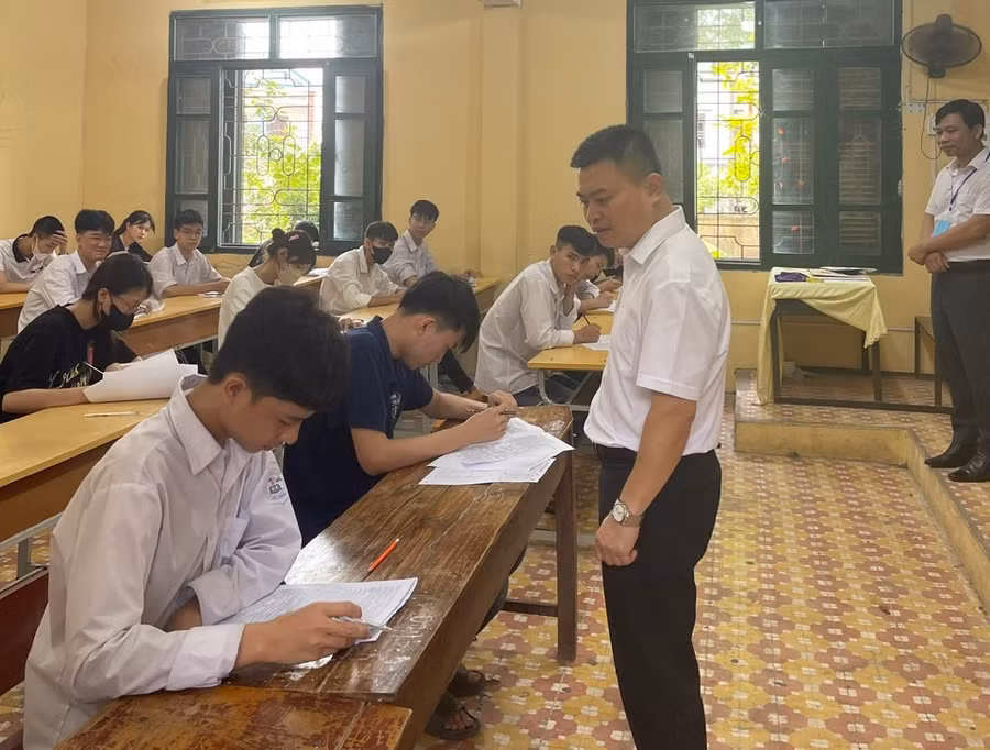 Ông Bạch Đăng Khoa - Phó Giám đốc Sở GD&amp;ĐT tỉnh Bắc Giang kiểm tra công tác chuẩn bị cho kỳ thi tốt nghiệp THPT năm 2024 tại trường THPT Cẩm Lý.