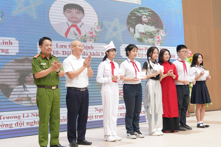 Lãnh đạo phường Giảng Võ khen thưởng học sinh trường THCS Giảng Võ.