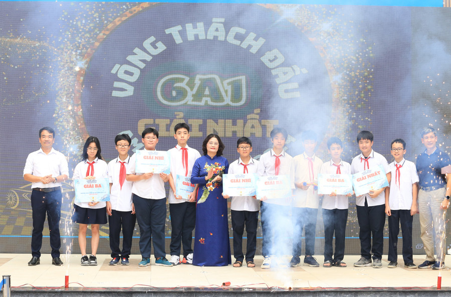 Cô Tô Thị Hải Yến trao giải cho các đội thi khối 6.