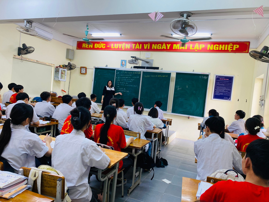 Giáo viên trường THPT Lạng Giang số 1 hướng dẫn, giúp học sinh ôn tập phù hợp, phát huy khả năng tự học.