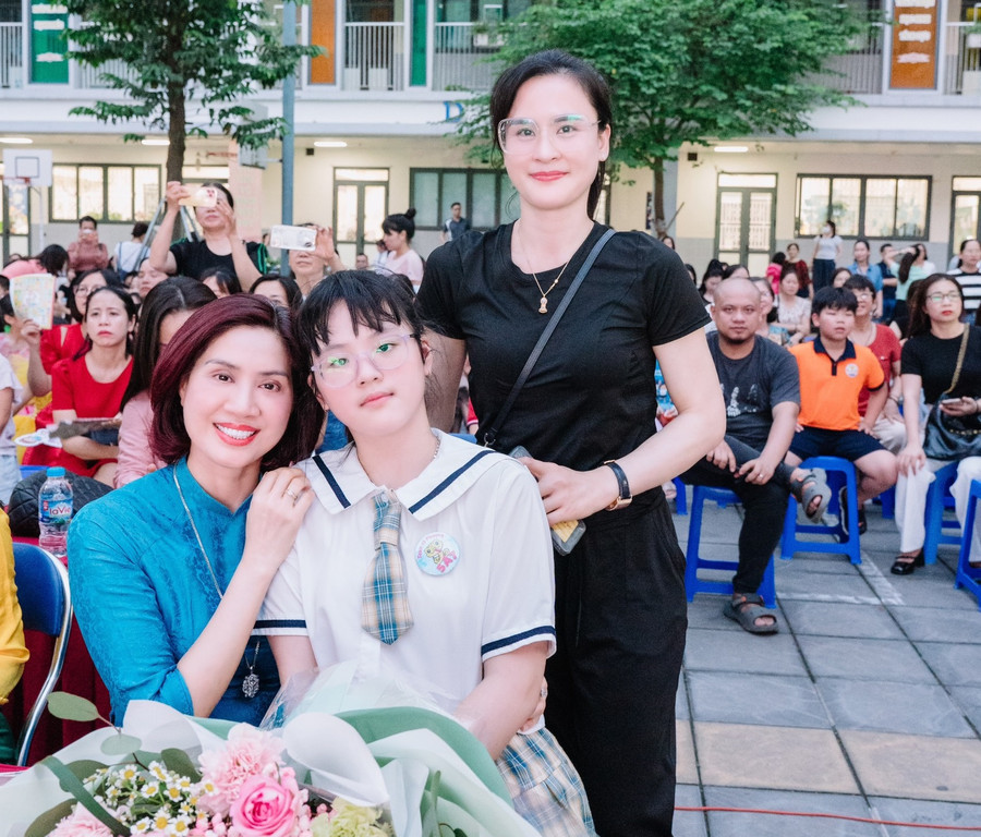 Hiệu trưởng trường Tiểu học Kim Đồng - Nguyễn Thị Vân Anh (áo xanh) cùng đồng nghiệp và học trò hân hoan tổng kết năm học 2023 -2024.