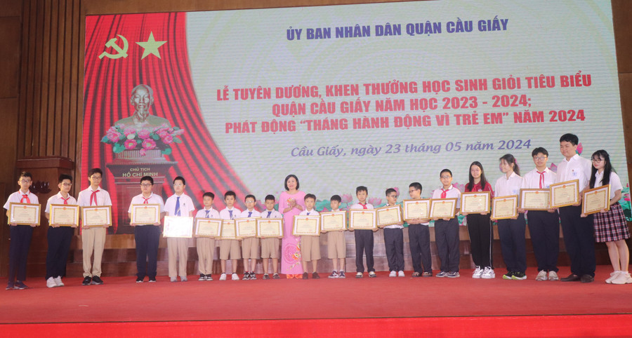 Khen thưởng học sinh giỏi tiêu biểu năm học 2023 -2024. Khen thưởng học sinh giỏi tiêu biểu năm học 2023 -2024.