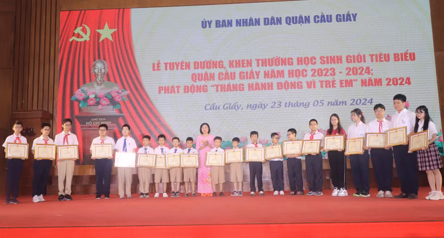 Khen thưởng học sinh giỏi tiêu biểu năm học 2023 -2024.