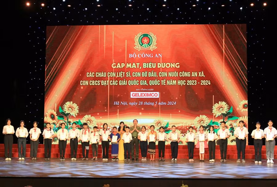 Thứ trưởng điều hành Bộ Công an Trần Quốc Tỏ và Phó Chủ tịch Hội Liên hiệp Phụ nữ Việt Nam Tôn Ngọc Hạnh trao thưởng cho các học sinh.