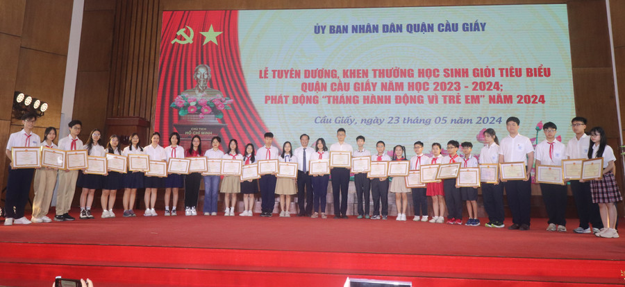 Ông Bùi Tuấn Anh - Chủ tịch UBND quận Cầu Giấy trao khen thưởng cho học sinh.
